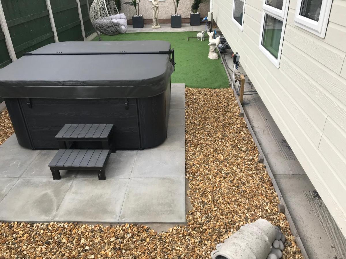 Hot Tub Accommodation North Wales Lodge Rhyl Exterior foto